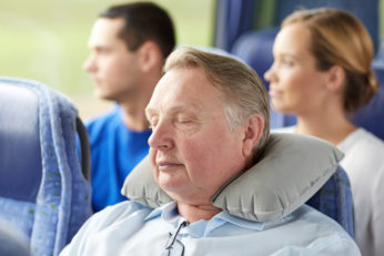 vecchio che dorme in autobus