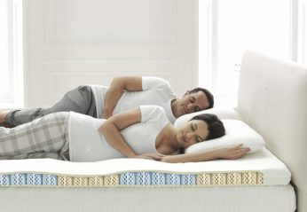 una coppia che dorme su un letto