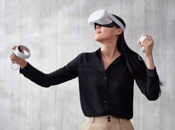 donna che fa attività di realtà virtuale