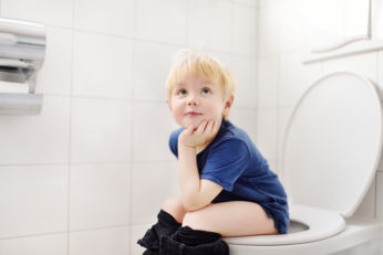 un bambino carino in un bagno