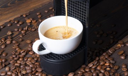 5 passaggi su come utilizzare una macchina da caffè a cialde