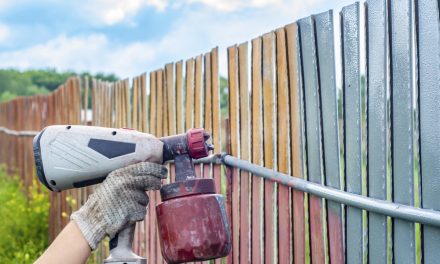 Come dipingere una recinzione con uno spruzzatore: il modo semplice e veloce