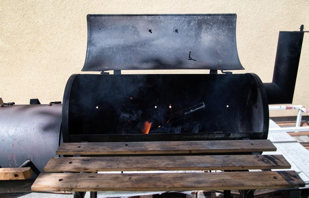 Come fare un fumatore di barbecue in diversi modi