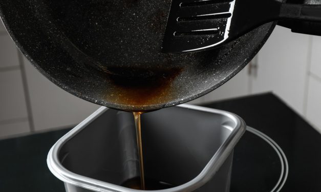 Come smaltire correttamente l’olio da cucina senza danneggiare l’ambiente