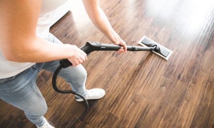 Come utilizzare una scopa a vapore per pulire e igienizzare il pavimento