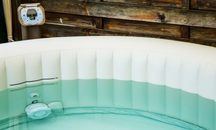 La tua guida su come installare una vasca idromassaggio gonfiabile