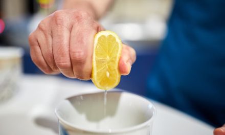 Suggerimenti e trucchi per gli agrumi: come spremere un limone senza uno spremiagrumi