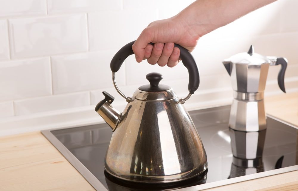 Suggerimenti efficaci su come utilizzare un bollitore per il tè con piano cottura