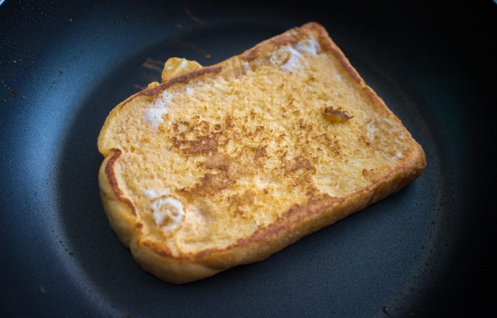 Una guida facile su come fare un toast senza tostapane