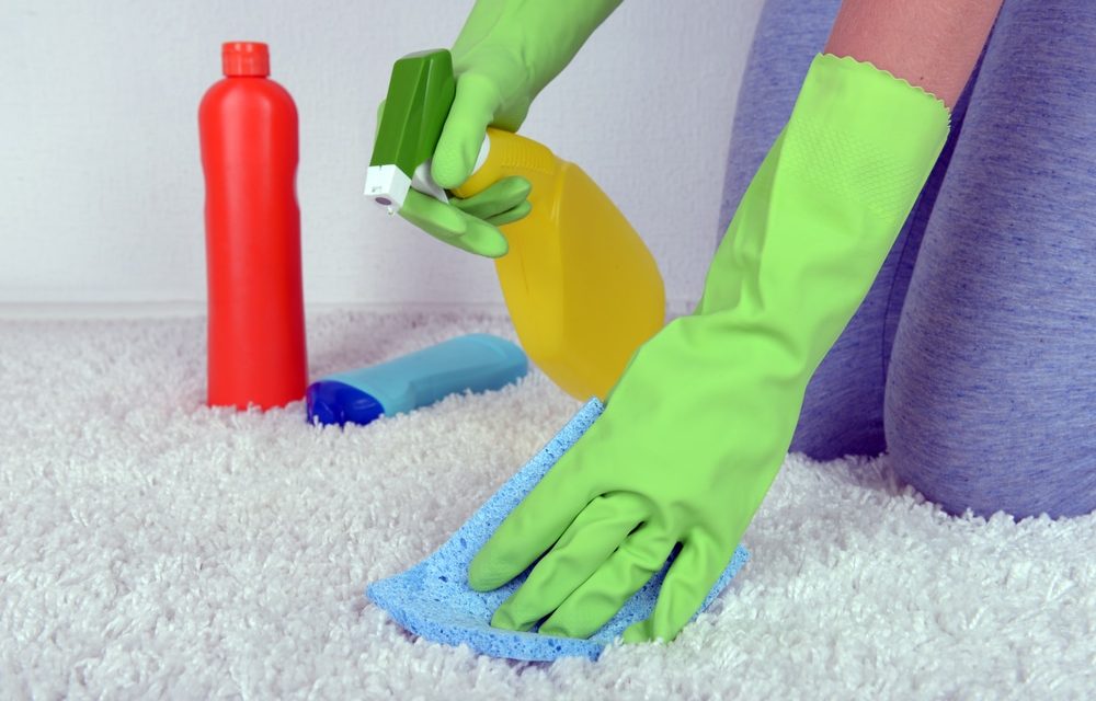 Una guida su come pulire un tappeto senza un battitappeto